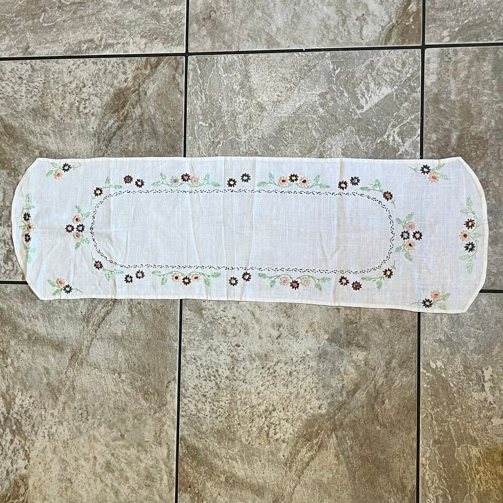 Vintage Hand Embroidered Table Runner Dresser Scarf Floral Scalloped Ends Decor - Picture 2 of 7